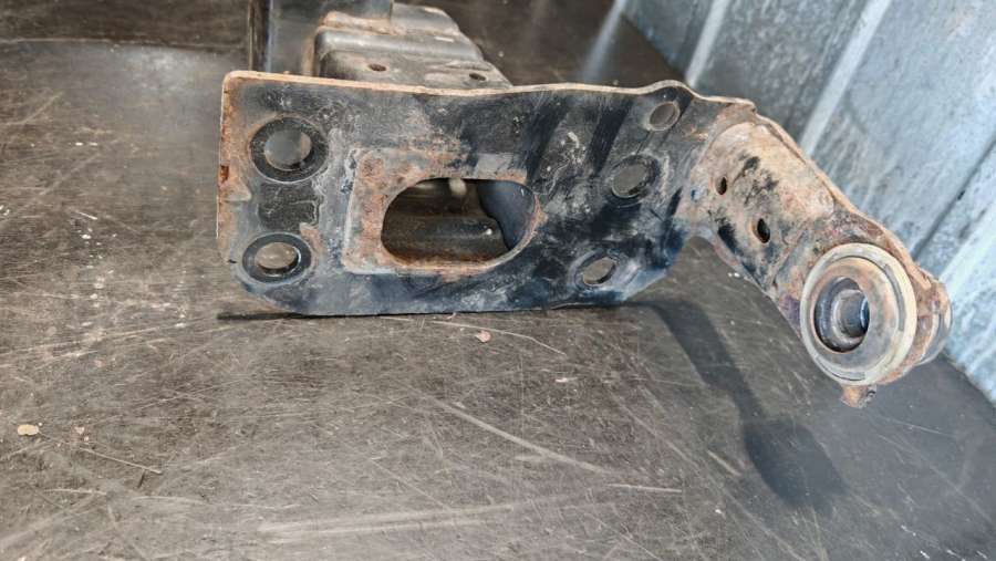 4L0807134A Кронштейн крепления бампера переднего Audi Q7 4L 2006г. | Фото № 2 4L0807134A Кронштейн крепления бампера переднего Audi Q7 4L 2006г. - Фото 2