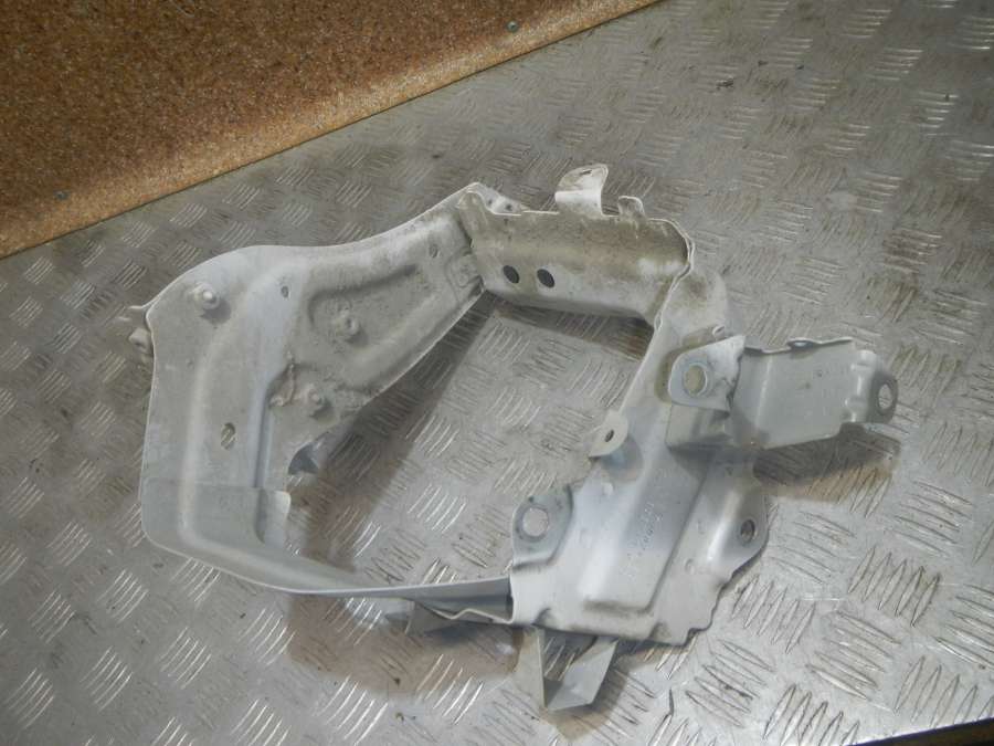 760821138 Кронштейн крепления крыла  Volkswagen Touareg 0000г. | Фото № 4  760821138 Кронштейн крепления крыла  Volkswagen Touareg 0000г. - Фото 4