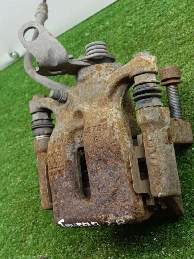 5Q0406DFR Суппорт тормозной задний правый Volkswagen Touran 1 2006г. | Фото № 2 5Q0406DFR Суппорт тормозной задний правый Volkswagen Touran 1 2006г. - Фото 2