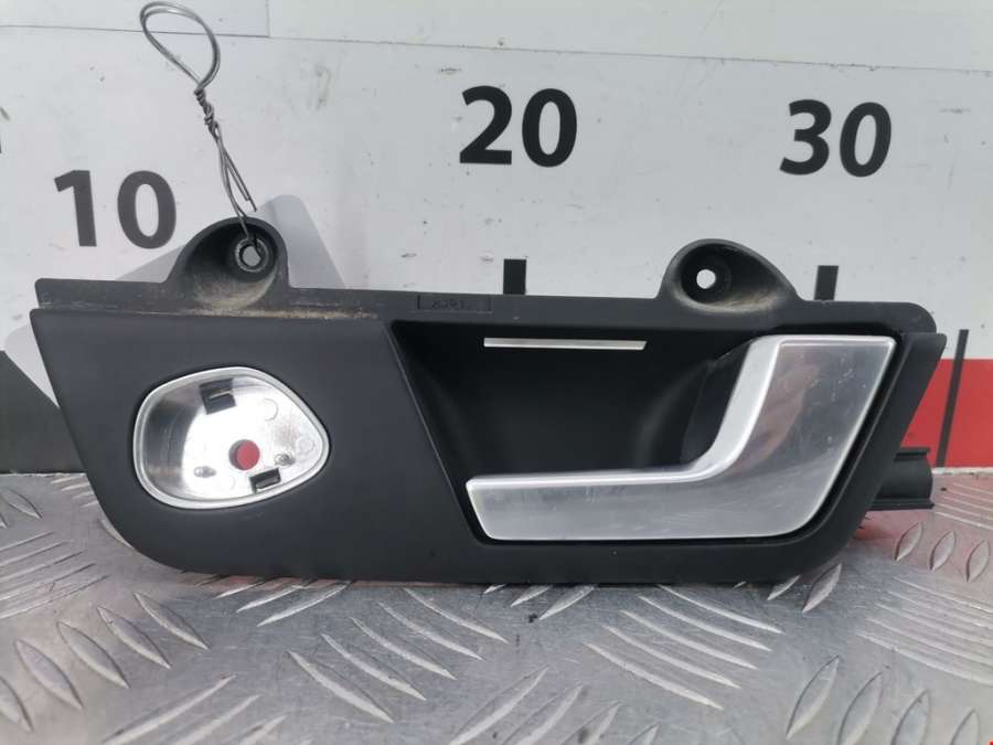 Ручка двери внутренняя задняя правая Audi A4 B6 (2000-2006) Универсал 2001г. | Фото № 1 Ручка двери внутренняя задняя правая Audi A4 B6 (2000-2006) Универсал 2001г. - Фото 1