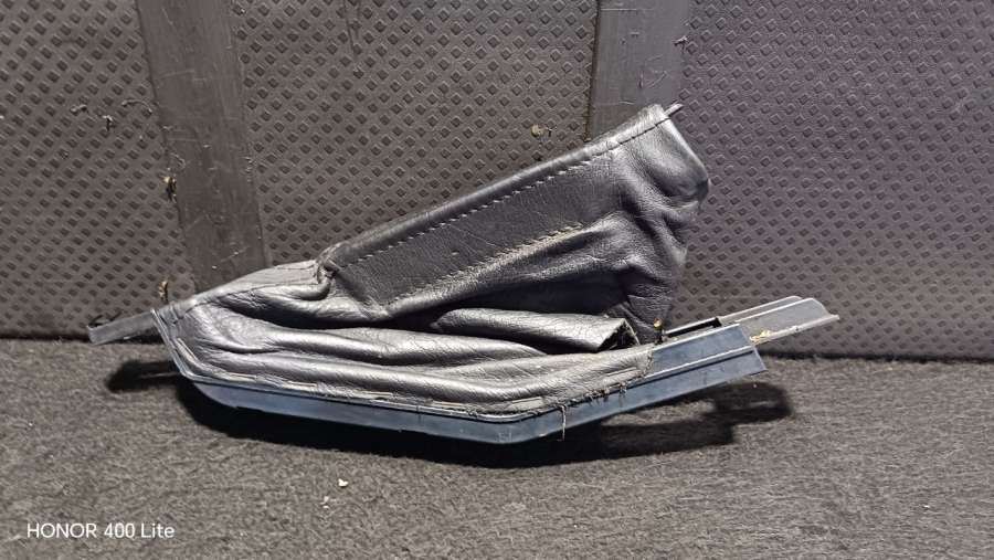 Чехол рычага ручного тормоза (ручника) Audi A6 C4 (S6,RS6) 1996г. | Фото № 1 Чехол рычага ручного тормоза (ручника) Audi A6 C4 (S6,RS6) 1996г. - Фото 1