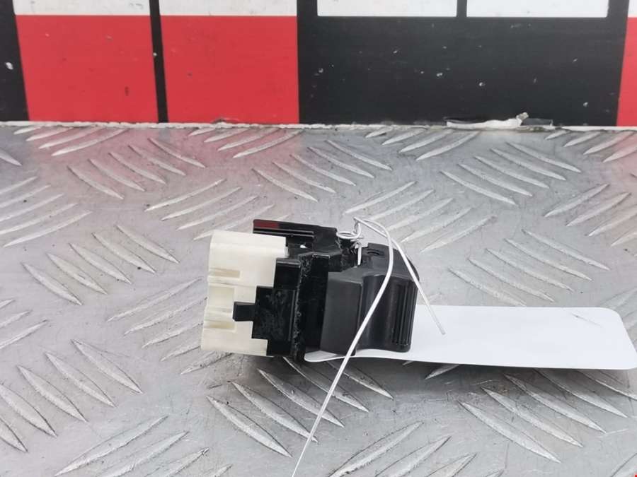 Кнопка стеклоподъемника Toyota Prius 2 (XW20) (2003-2009) Хетчбэк 5дв. 2008г. | Фото № 3 Кнопка стеклоподъемника Toyota Prius 2 (XW20) (2003-2009) Хетчбэк 5дв. 2008г. - Фото 3