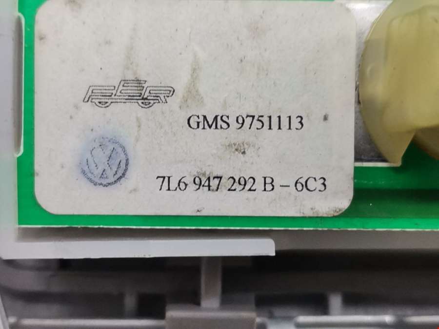 7L6947292B Плафон салонный Volkswagen Touareg 1 (2002-2010) Внедорожник 5дв. 2005г. | Фото № 5 7L6947292B Плафон салонный Volkswagen Touareg 1 (2002-2010) Внедорожник 5дв. 2005г. - Фото 5