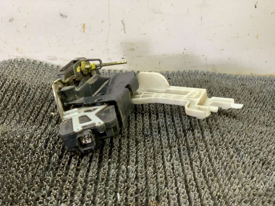 Замок двери задней правой Hyundai Santa Fe 1 поколение внедорожник 2001г. | Фото № 4 Замок двери задней правой Hyundai Santa Fe 1 поколение внедорожник 2001г. - Фото 4