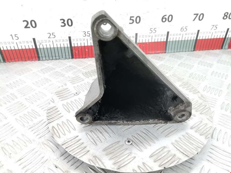 8D0199308AB Кронштейн (крепление лапа) двигателя Volkswagen Passat 5 GP (2000-2005) Универсал 2001г. | Фото № 1 8D0199308AB Кронштейн (крепление лапа) двигателя Volkswagen Passat 5 GP (2000-2005) Универсал 2001г. - Фото 1