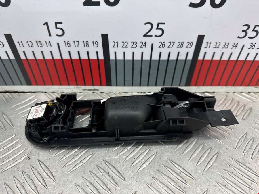 Ручка двери внутренняя задняя левая Volkswagen Passat 5 (1996-2000) Седан 1998г. | Фото № 2 Ручка двери внутренняя задняя левая Volkswagen Passat 5 (1996-2000) Седан 1998г. - Фото 2