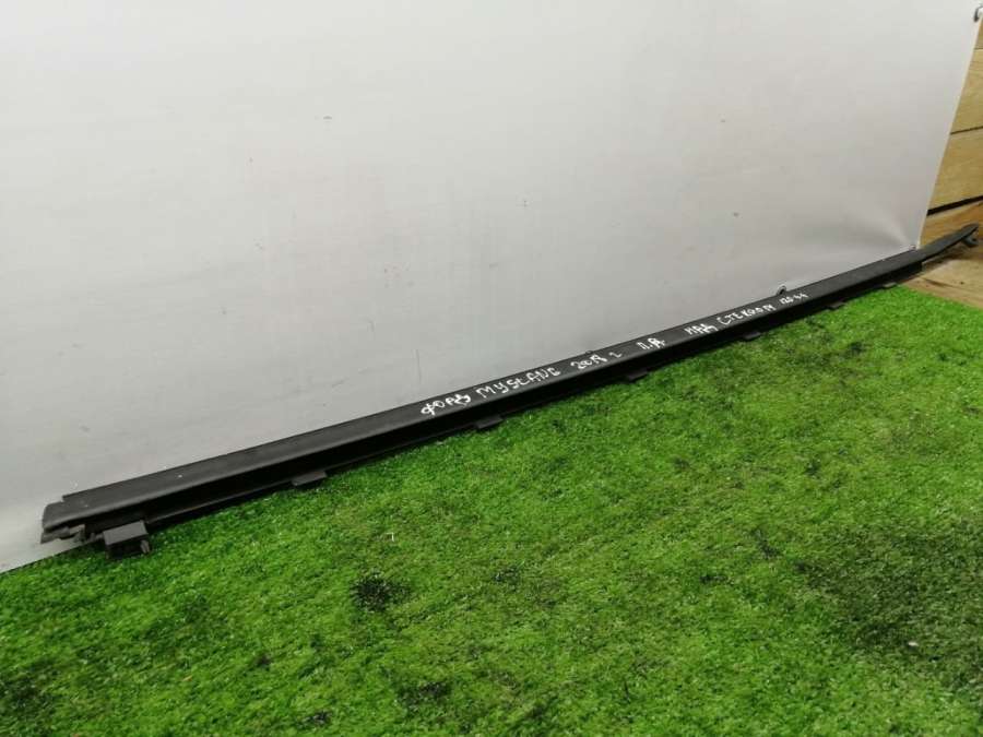 Молдинг стекла двери передней правой наружный  Ford Mustang 6 2018г. | Фото № 3   Молдинг стекла двери передней правой наружный  Ford Mustang 6 2018г. - Фото 3