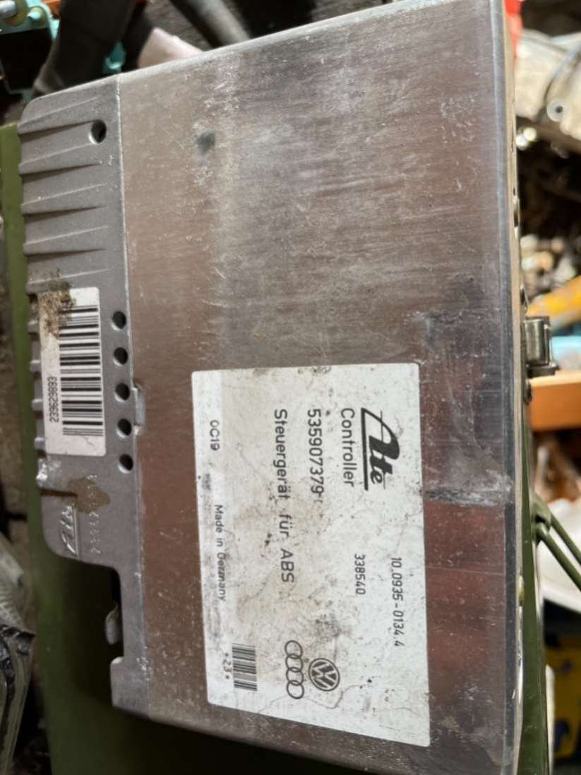 Блок управления ABS Volkswagen Passat B3 1990г. | Фото № 1 Блок управления ABS Volkswagen Passat B3 1990г. - Фото 1