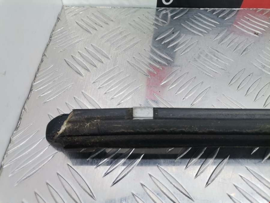 Накладка декоративная (молдинг) стекла двери задней правой Mercedes C-Class (W203) (2000-2008) Седан 2003г. | Фото № 4 Накладка декоративная (молдинг) стекла двери задней правой Mercedes C-Class (W203) (2000-2008) Седан 2003г. - Фото 4