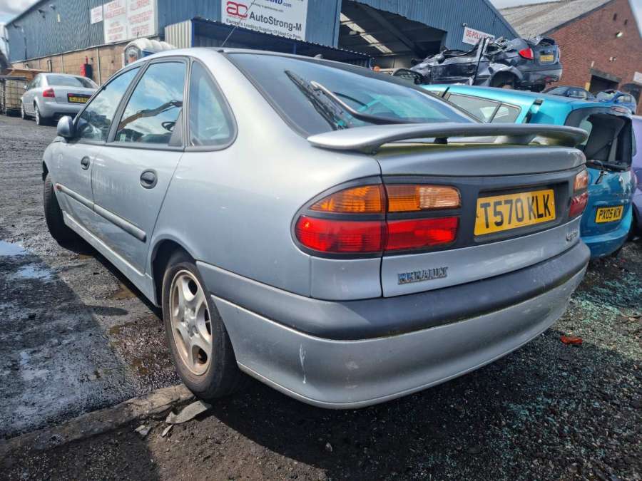 Коллектор выпускной Renault Laguna 1 (1993-2000) Хетчбэк 5дв. 1999г. | Фото № 10 Коллектор выпускной Renault Laguna 1 (1993-2000) Хетчбэк 5дв. 1999г. - Фото 10