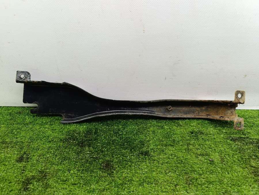 Кронштейн крепления замка капота  Kia Clarus 1999г. | Фото № 2   Кронштейн крепления замка капота  Kia Clarus 1999г. - Фото 2