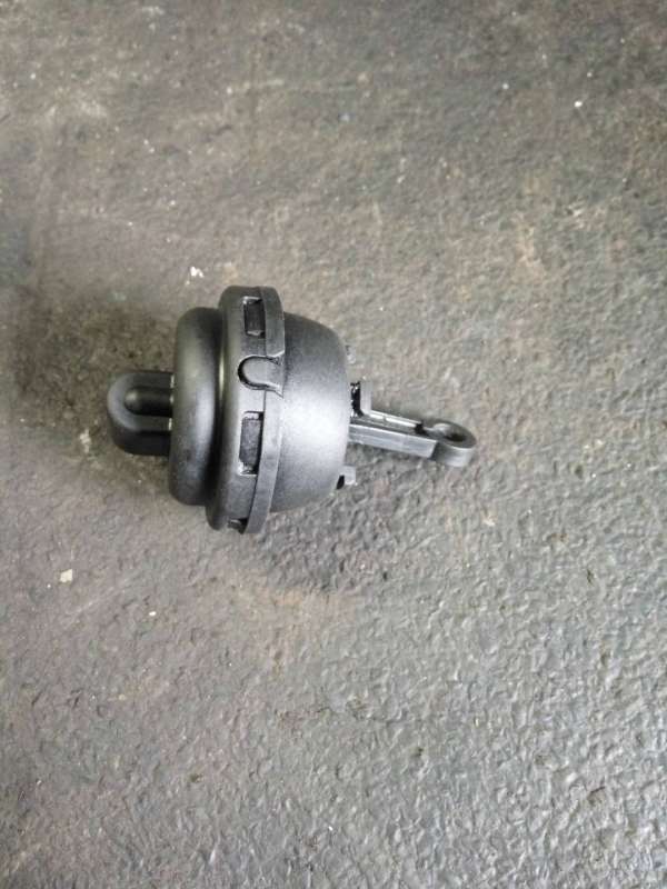 Клапан воздушный  Audi A6 4B/C5 1998г. | Фото № 1   Клапан воздушный  Audi A6 4B/C5 1998г. - Фото 1