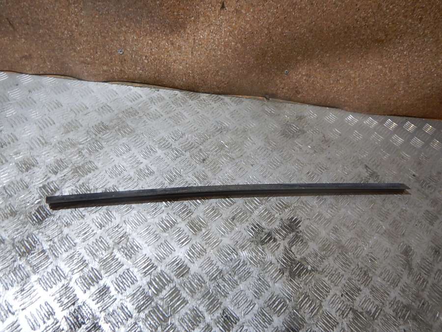 Молдинг стекла двери передней правой (внутренний)  Ford C-Max 0000г. | Фото № 2   Молдинг стекла двери передней правой (внутренний)  Ford C-Max 0000г. - Фото 2