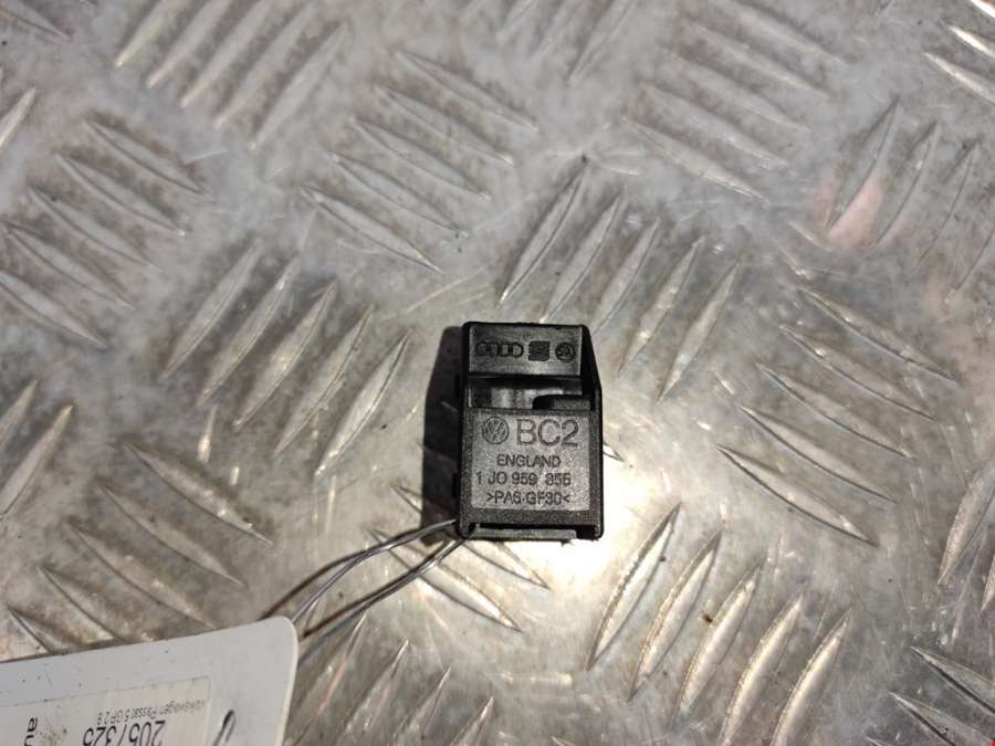 Кнопка стеклоподъемника Volkswagen Passat 5 GP (2000-2005) Универсал 2004г. | Фото № 1 Кнопка стеклоподъемника Volkswagen Passat 5 GP (2000-2005) Универсал 2004г. - Фото 1