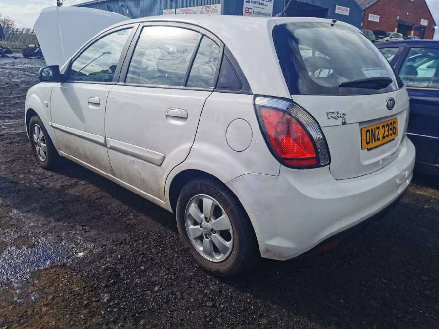 Ручка переключения передач Kia Rio 2 (JB) (2005-2011) Хетчбэк 5дв. 2009г. | Фото № 8 Ручка переключения передач Kia Rio 2 (JB) (2005-2011) Хетчбэк 5дв. 2009г. - Фото 8