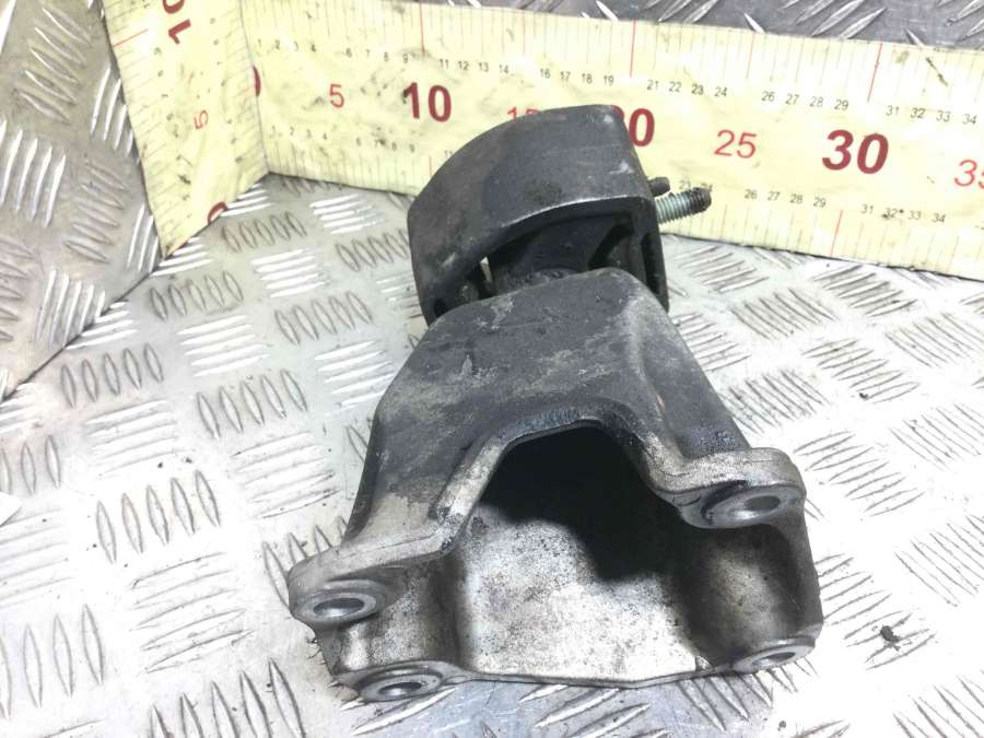 Подушка крепления КПП Volkswagen Passat Универсал 1998г. | Фото № 3 Подушка крепления КПП Volkswagen Passat Универсал 1998г. - Фото 3