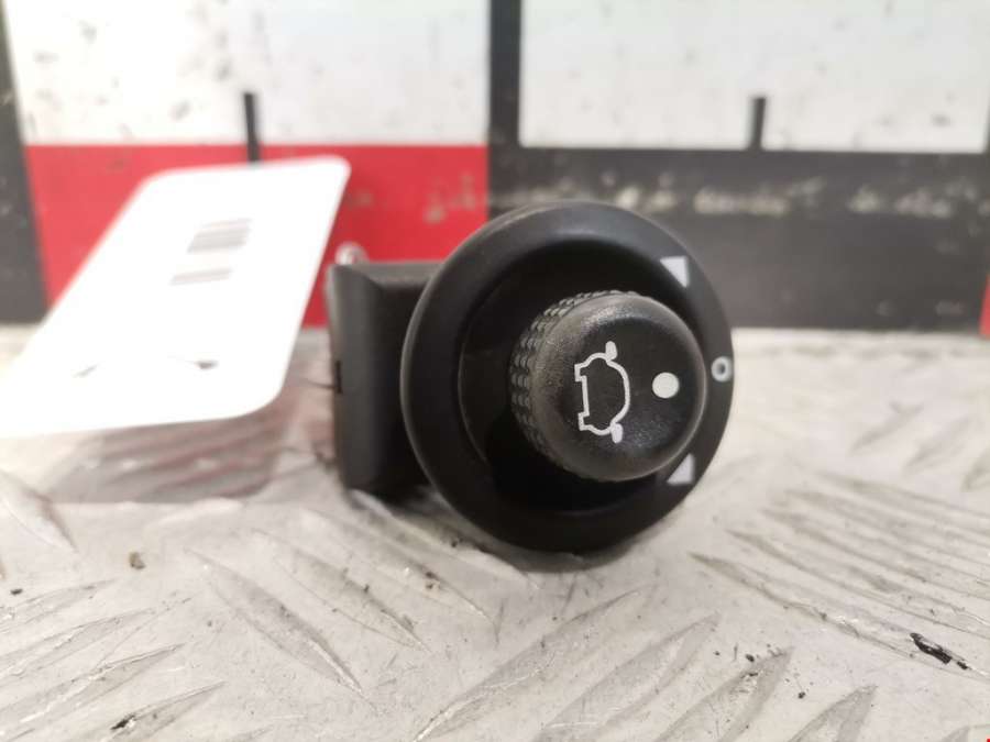 93BG17B676BB Джойстик регулировки зеркал Ford Focus 1 (1998-2005) Хетчбэк 3дв. 2003г. | Фото № 1 93BG17B676BB Джойстик регулировки зеркал Ford Focus 1 (1998-2005) Хетчбэк 3дв. 2003г. - Фото 1