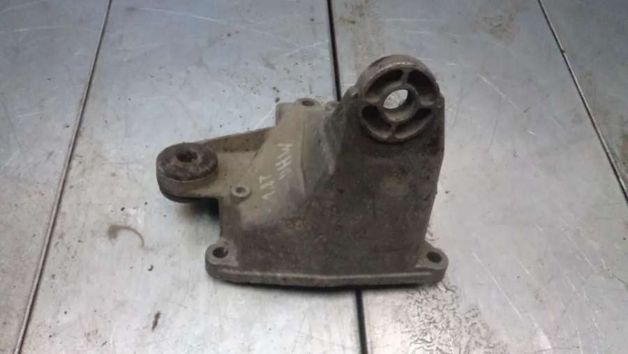 8D0399114S Кронштейн КПП Volkswagen Passat B5 1999г. | Фото № 1 8D0399114S Кронштейн КПП Volkswagen Passat B5 1999г. - Фото 1