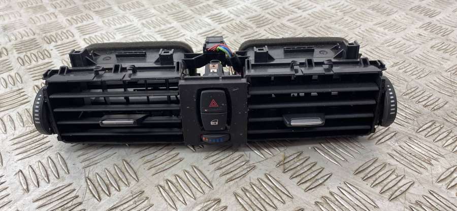 6.4229218552922E+17 Дефлектор обдува салона центральный BMW 3 универсал 2014г. | Фото № 1 6.4229218552922E+17 Дефлектор обдува салона центральный BMW 3 универсал 2014г. - Фото 1