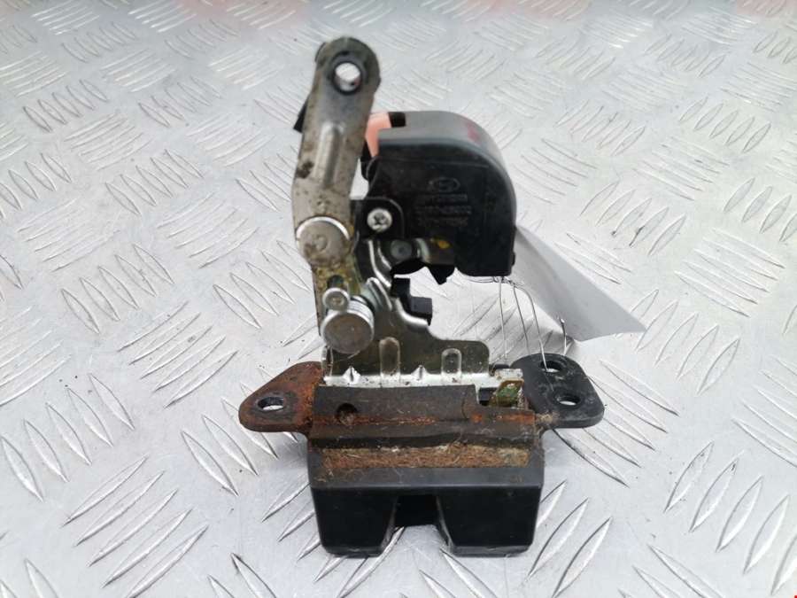 Замок крышки багажника Hyundai Santa Fe 2 (CM) (2005-2012) Внедорожник 5дв. 2011г. | Фото № 2 Замок крышки багажника Hyundai Santa Fe 2 (CM) (2005-2012) Внедорожник 5дв. 2011г. - Фото 2