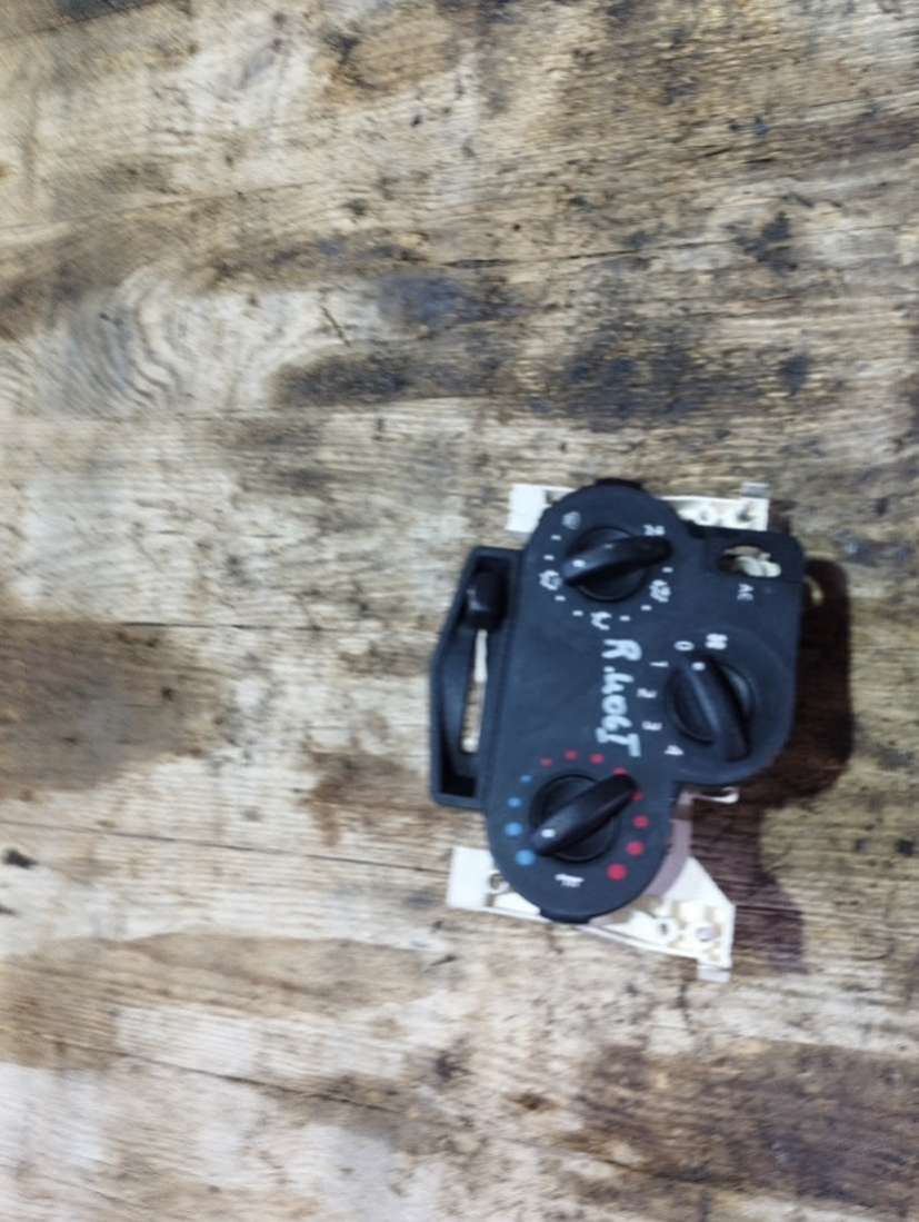 Блок управления печки/климат-контроля Renault Logan 1 2007г. | Фото № 1 Блок управления печки/климат-контроля Renault Logan 1 2007г. - Фото 1