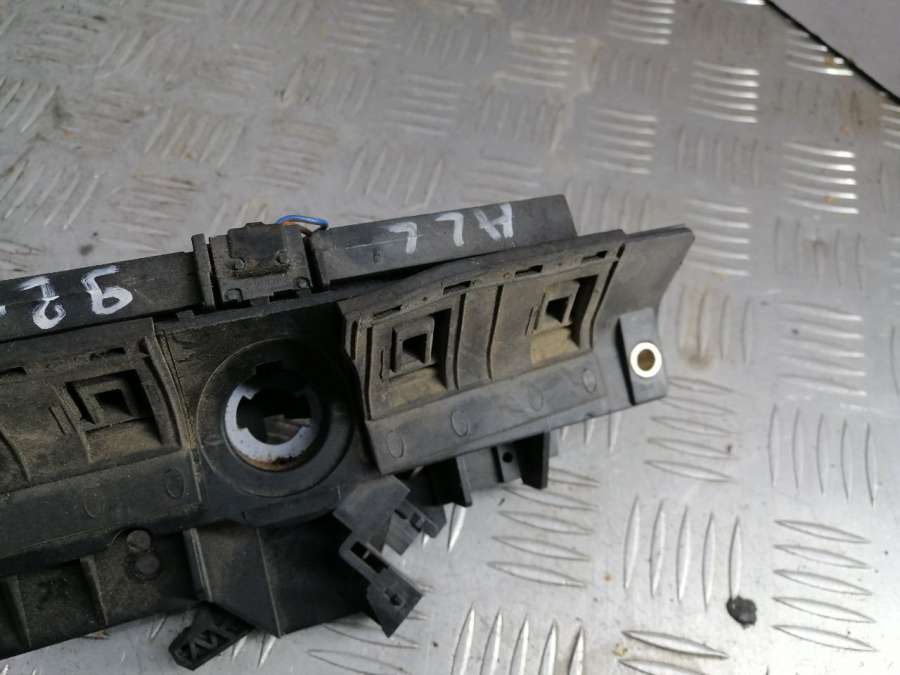 8D9827565C4B0827565H Замок крышки багажника Audi A6 C5 (S6,RS6) 2001г. | Фото № 4 8D9827565C4B0827565H Замок крышки багажника Audi A6 C5 (S6,RS6) 2001г. - Фото 4