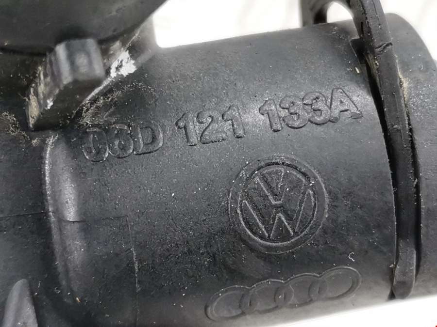 06D121133A Фланец (штуцер системы охлаждения тройник) Audi A4 B7 (2004-2009) Седан 2006г. | Фото № 3 06D121133A Фланец (штуцер системы охлаждения тройник) Audi A4 B7 (2004-2009) Седан 2006г. - Фото 3