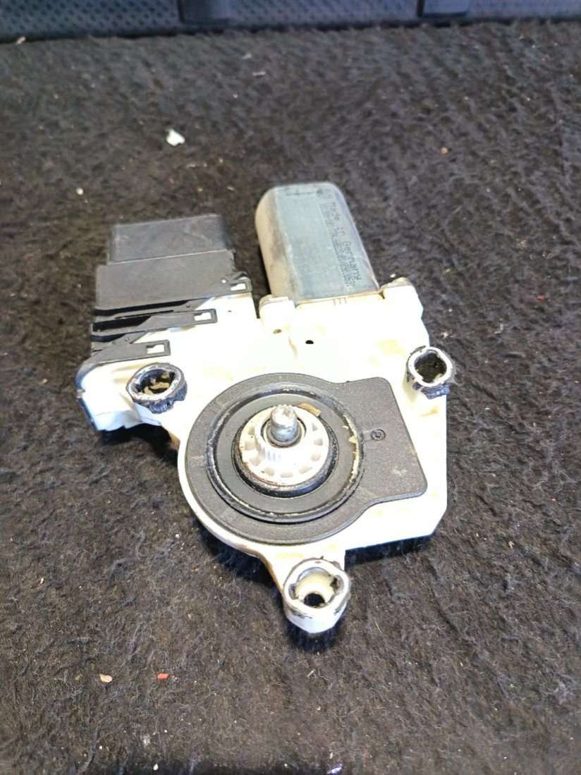 Моторчик стеклоподъемника задний правый Volkswagen Golf 4 1999г. | Фото № 7 Моторчик стеклоподъемника задний правый Volkswagen Golf 4 1999г. - Фото 7