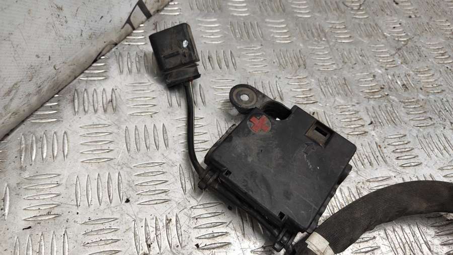 Клемма аккумулятора плюс  Audi A4 2010г. | Фото № 4   Клемма аккумулятора плюс  Audi A4 2010г. - Фото 4