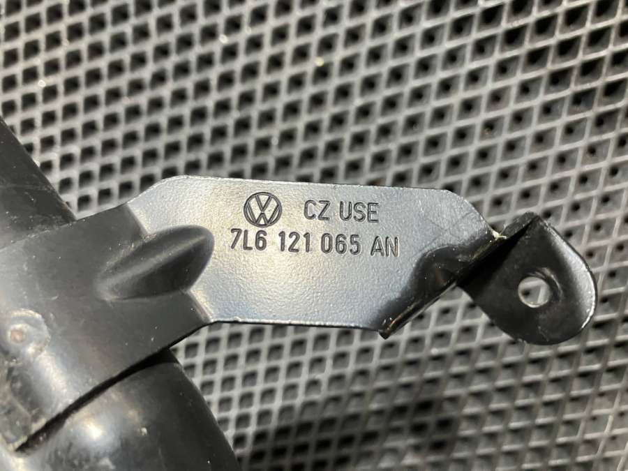 7L0121070B7L6121065AN Трубка охлаждающей жидкости металлическая  Audi Q7 4L 2008г. | Фото № 7  7L0121070B7L6121065AN Трубка охлаждающей жидкости металлическая  Audi Q7 4L 2008г. - Фото 7