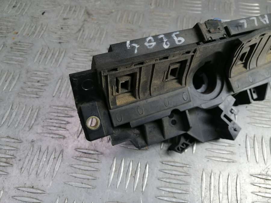 8D9827565C4B0827565H Замок крышки багажника Audi A6 C5 (S6,RS6) 2001г. | Фото № 2 8D9827565C4B0827565H Замок крышки багажника Audi A6 C5 (S6,RS6) 2001г. - Фото 2