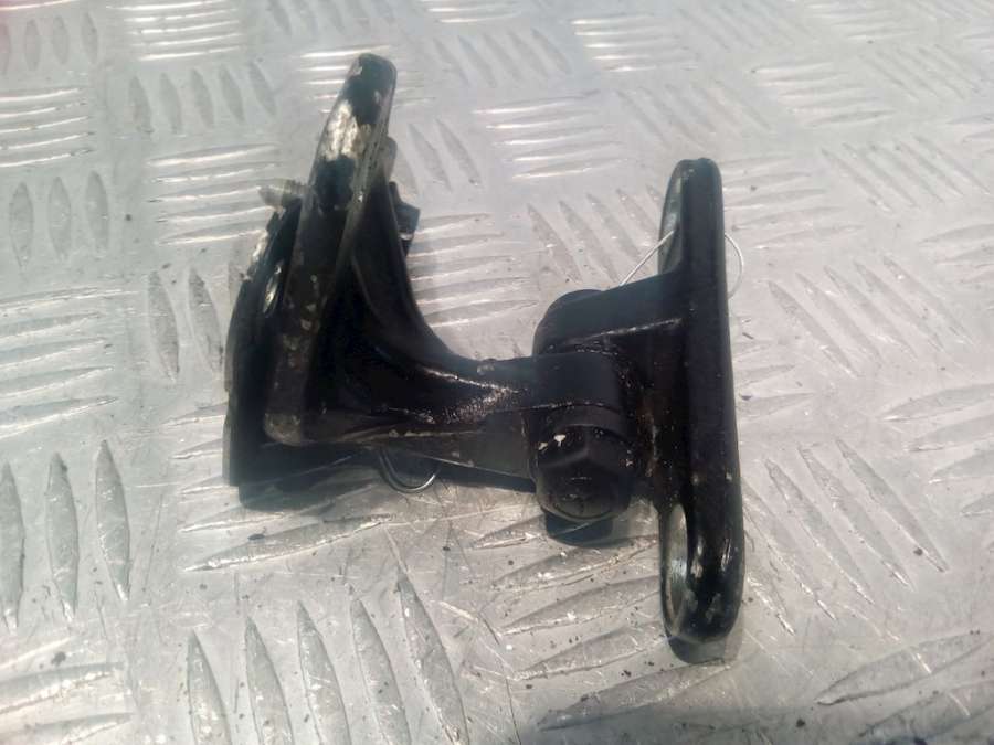 Петля двери передней правой Mercedes C-Class (W203) (2000-2008) Седан 2003г. | Фото № 2 Петля двери передней правой Mercedes C-Class (W203) (2000-2008) Седан 2003г. - Фото 2