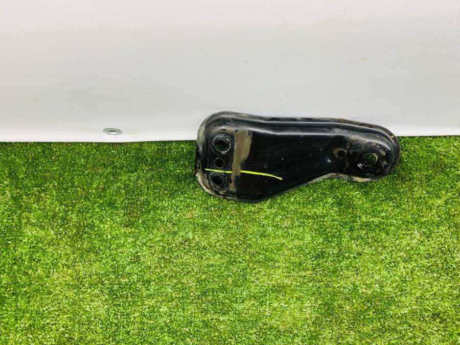 6R0199517  Кронштейн подрамника левый   Skoda Fabia III 2019г. | Фото № 2  6R0199517  Кронштейн подрамника левый   Skoda Fabia III 2019г. - Фото 2