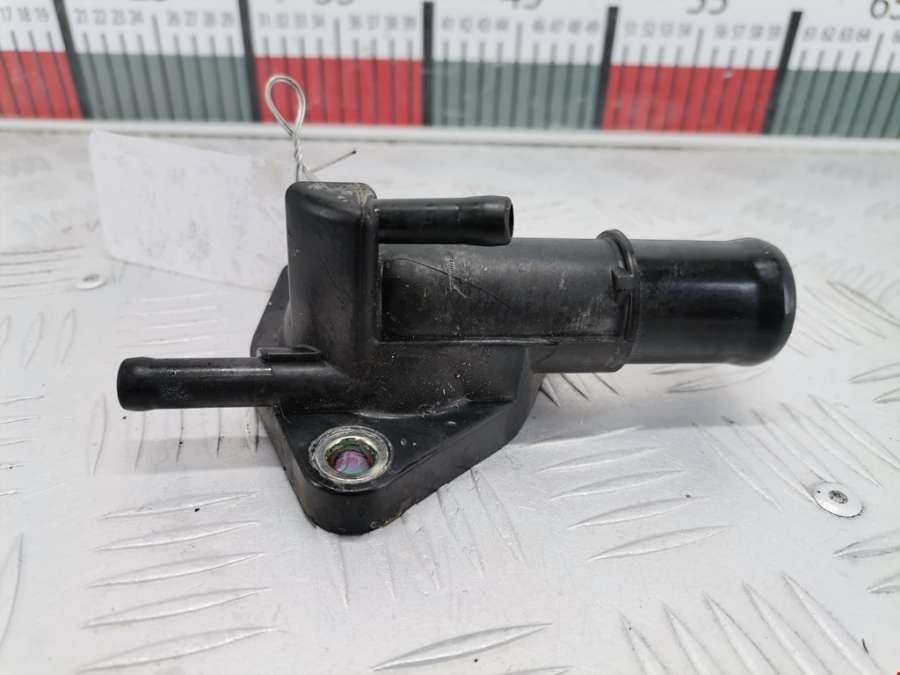 Фланец (штуцер системы охлаждения тройник) Mazda 3 BK (2003-2009) Хетчбэк 5дв. 2004г. | Фото № 1 Фланец (штуцер системы охлаждения тройник) Mazda 3 BK (2003-2009) Хетчбэк 5дв. 2004г. - Фото 1