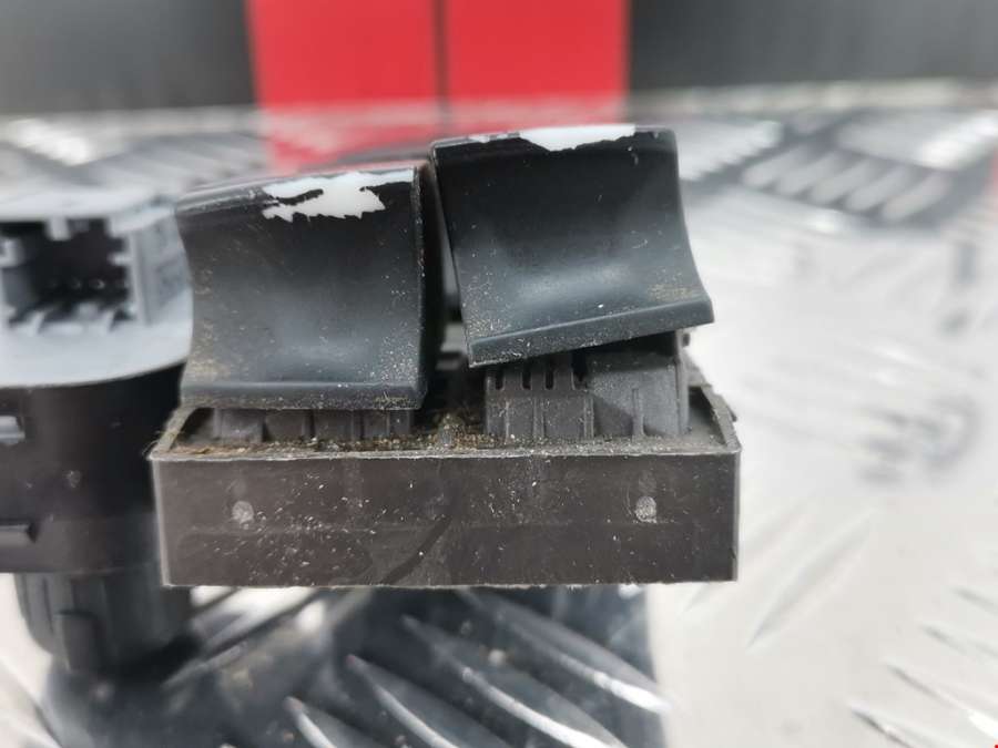 Блок управления стеклоподъемниками Audi A6 C6 (2004-2011) Универсал 2006г. | Фото № 8 Блок управления стеклоподъемниками Audi A6 C6 (2004-2011) Универсал 2006г. - Фото 8