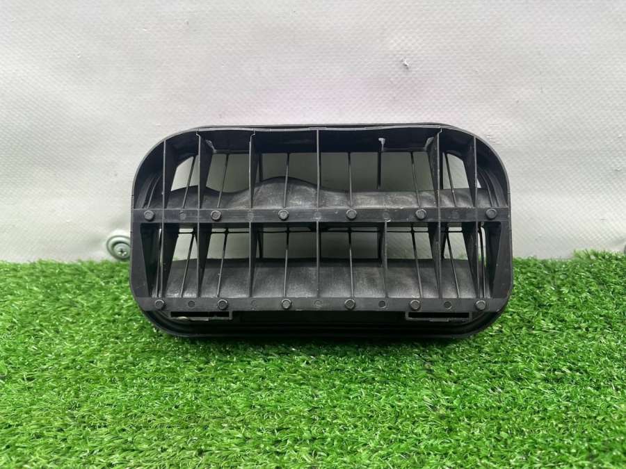 7L0819181 Решетка вентиляции кузова  Volkswagen Caddy 2005г. | Фото № 5  7L0819181 Решетка вентиляции кузова  Volkswagen Caddy 2005г. - Фото 5