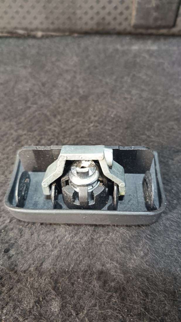 Ручка бардачка Audi A3 8L 1998г. | Фото № 4 Ручка бардачка Audi A3 8L 1998г. - Фото 4