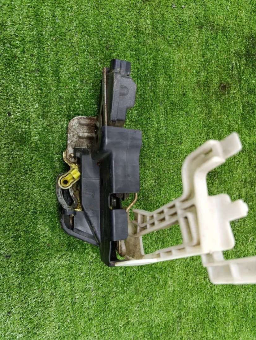 Замок двери задней левой Hyundai Santa FE 1 (SM) 2003г. | Фото № 4 Замок двери задней левой Hyundai Santa FE 1 (SM) 2003г. - Фото 4