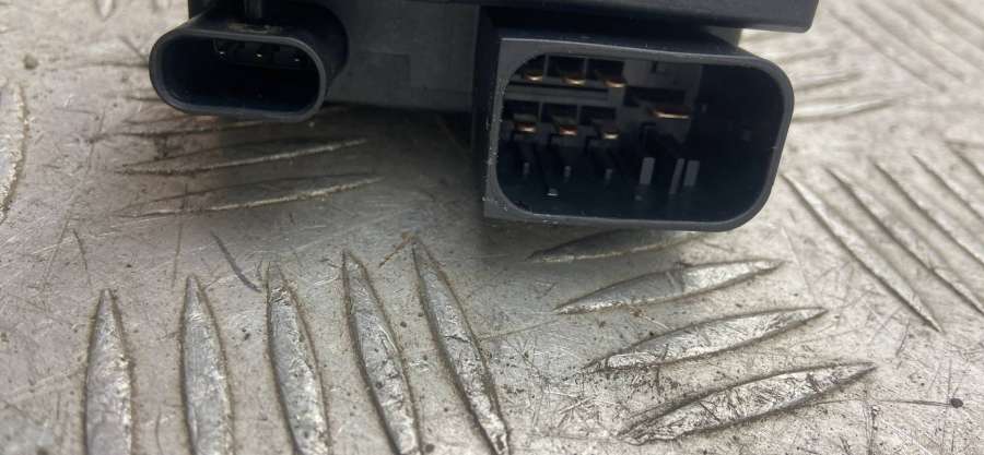 8519472 Реле накала свечей  BMW X5 внедорожник 5 дв. 2018г. | Фото № 3  8519472 Реле накала свечей  BMW X5 внедорожник 5 дв. 2018г. - Фото 3