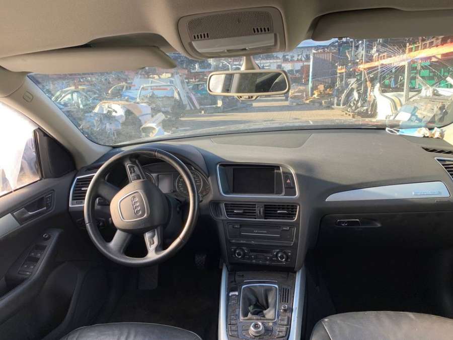 8R1857506A Накладка декоративная на торпедо  Audi Q5 2010г. | Фото № 7  8R1857506A Накладка декоративная на торпедо  Audi Q5 2010г. - Фото 7