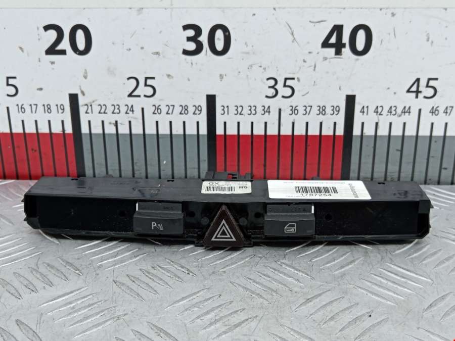 03758065 Кнопка аварийной сигнализации Opel Zafira B (2005-2014) Минивэн 2011г. | Фото № 1 03758065 Кнопка аварийной сигнализации Opel Zafira B (2005-2014) Минивэн 2011г. - Фото 1