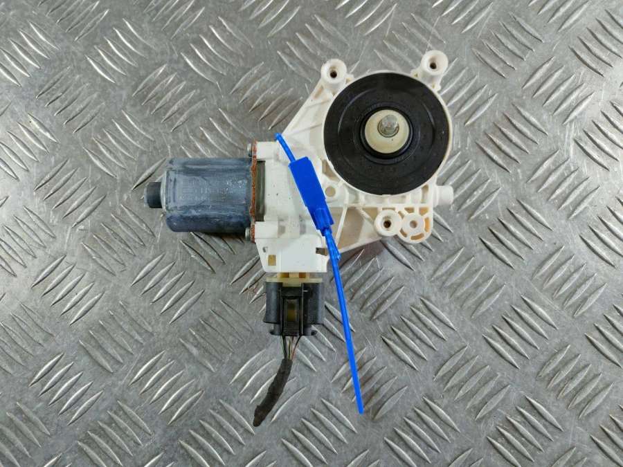 6762704603201398225157046032985159102 Моторчик стеклоподъемника передний правый  BMW 7 F01/F02 2014г. | Фото № 1  6762704603201398225157046032985159102 Моторчик стеклоподъемника передний правый  BMW 7 F01/F02 2014г. - Фото 1