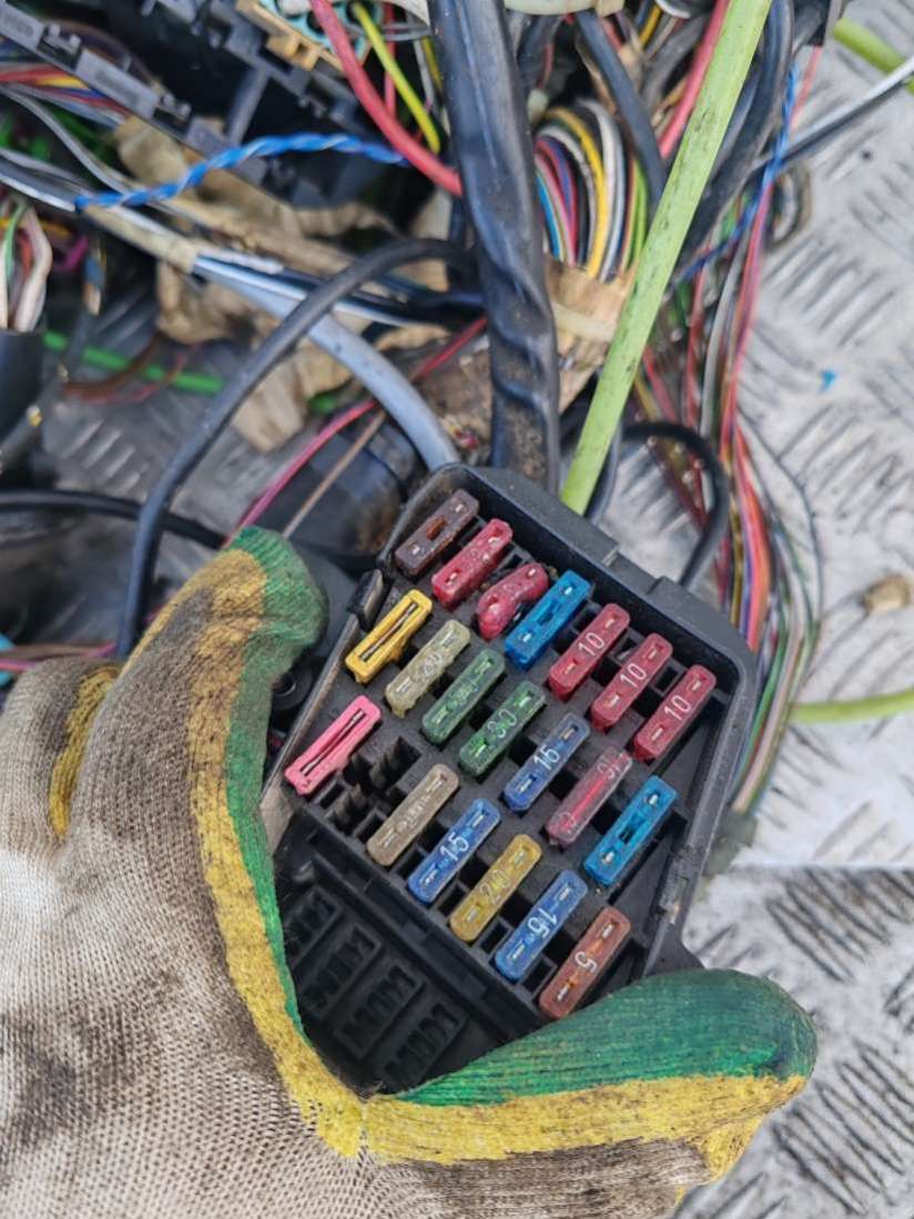 Проводка салона Audi A6 C4 (S6,RS6) 1996г. | Фото № 7 Проводка салона Audi A6 C4 (S6,RS6) 1996г. - Фото 7