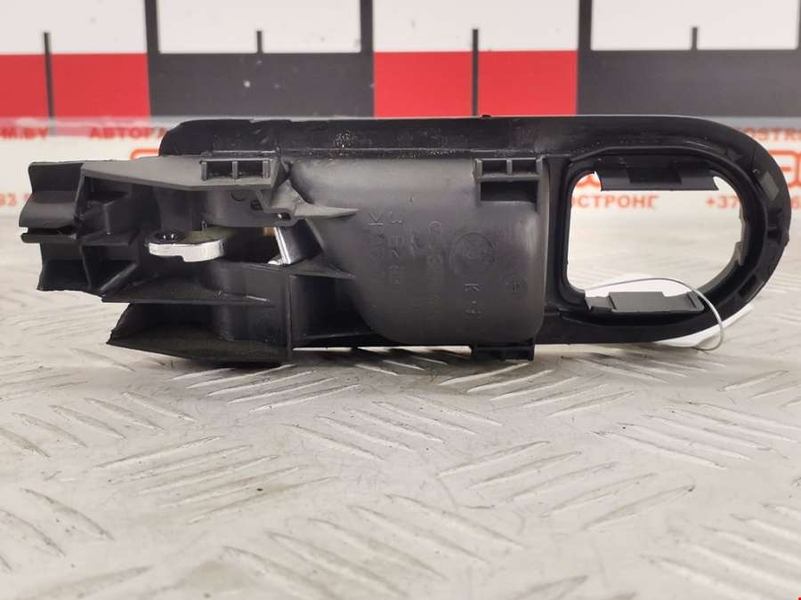 3B2837114 Ручка двери внутренняя передняя правая Volkswagen Passat 5 GP (2000-2005) Седан 2004г. | Фото № 2 3B2837114 Ручка двери внутренняя передняя правая Volkswagen Passat 5 GP (2000-2005) Седан 2004г. - Фото 2