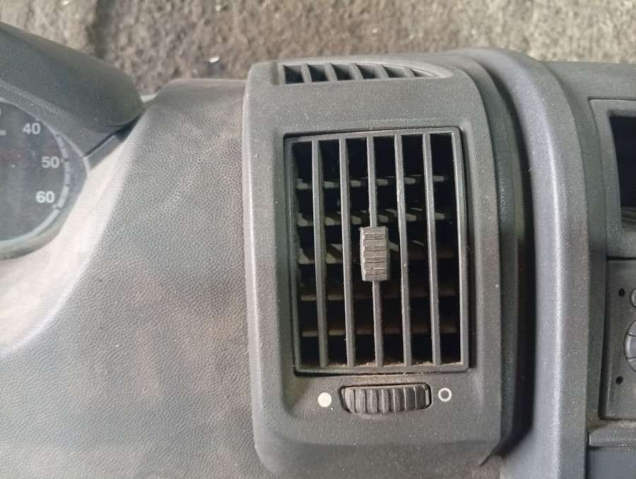 Дефлектор обдува салона Peugeot Boxer 2 2006г. | Фото № 1 Дефлектор обдува салона Peugeot Boxer 2 2006г. - Фото 1