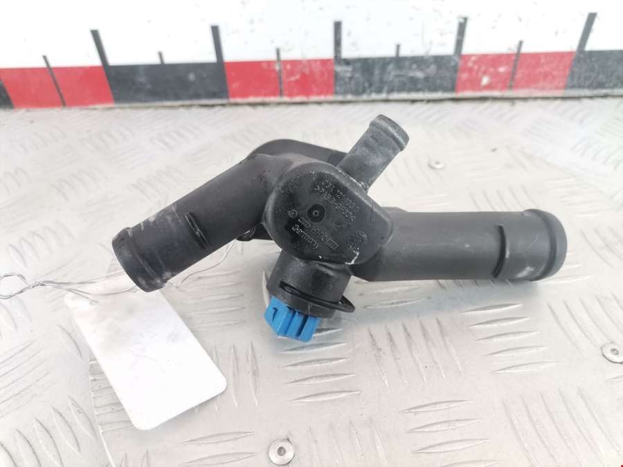 06A121133D Фланец (штуцер системы охлаждения тройник) Volkswagen Golf 4 (1997-2004) Хетчбэк 3дв. 1998г. | Фото № 4 06A121133D Фланец (штуцер системы охлаждения тройник) Volkswagen Golf 4 (1997-2004) Хетчбэк 3дв. 1998г. - Фото 4