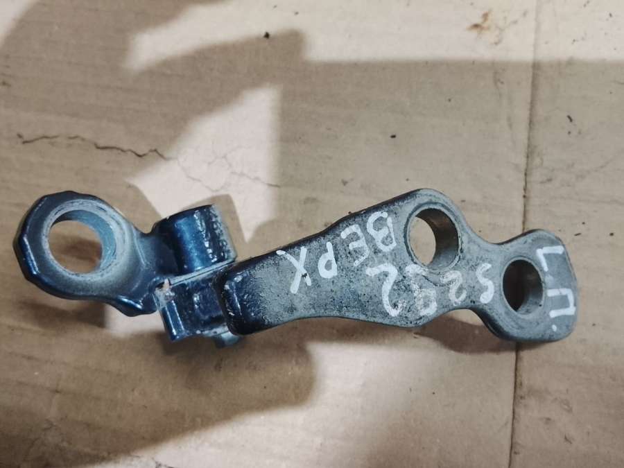 Петля двери передней левой  Ford C-max 1 2004г. | Фото № 2   Петля двери передней левой  Ford C-max 1 2004г. - Фото 2