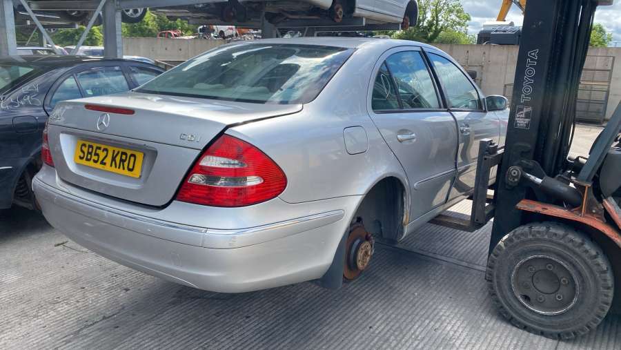 Решетка радиатора MERCEDES BENZ E-CLASS W211 2002г. | Фото № 5 Решетка радиатора MERCEDES BENZ E-CLASS W211 2002г. - Фото 5