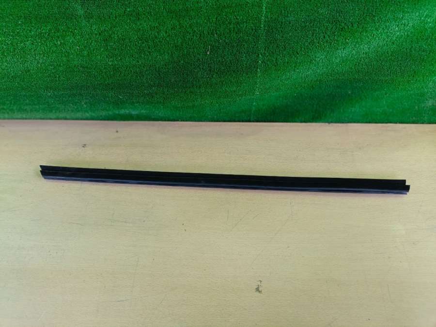 24468023 Молдинг стекла двери передней правой внутренний Opel Astra H 2007г. | Фото № 1 24468023 Молдинг стекла двери передней правой внутренний Opel Astra H 2007г. - Фото 1