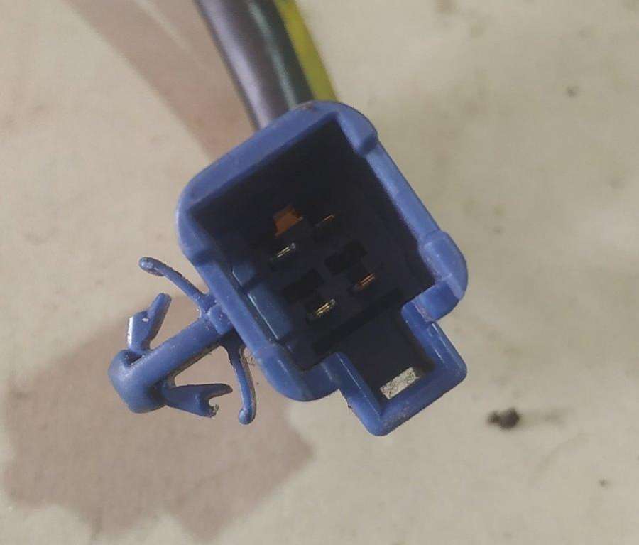 Замок багажника  Toyota Corolla Verso  2005г. | Фото № 3   Замок багажника  Toyota Corolla Verso  2005г. - Фото 3